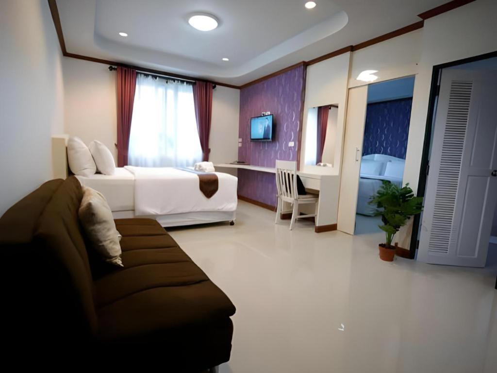 Thada Chateau Hotel Buriram Extérieur photo