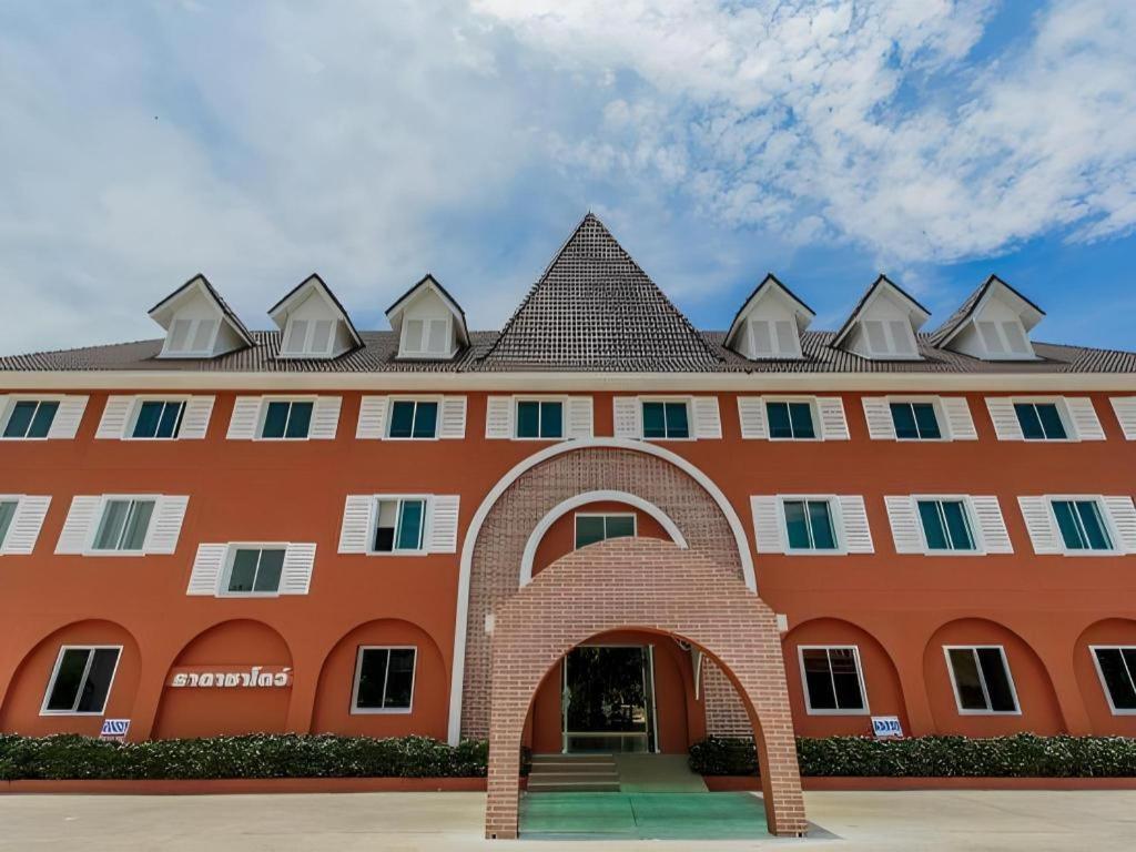 Thada Chateau Hotel Buriram Extérieur photo