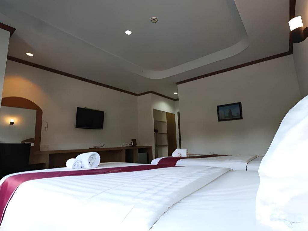 Thada Chateau Hotel Buriram Extérieur photo