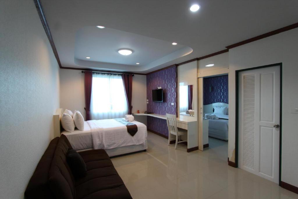 Thada Chateau Hotel Buriram Extérieur photo