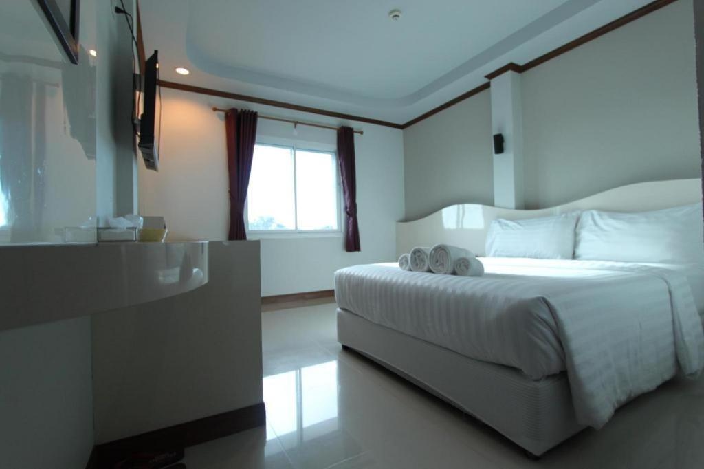 Thada Chateau Hotel Buriram Extérieur photo
