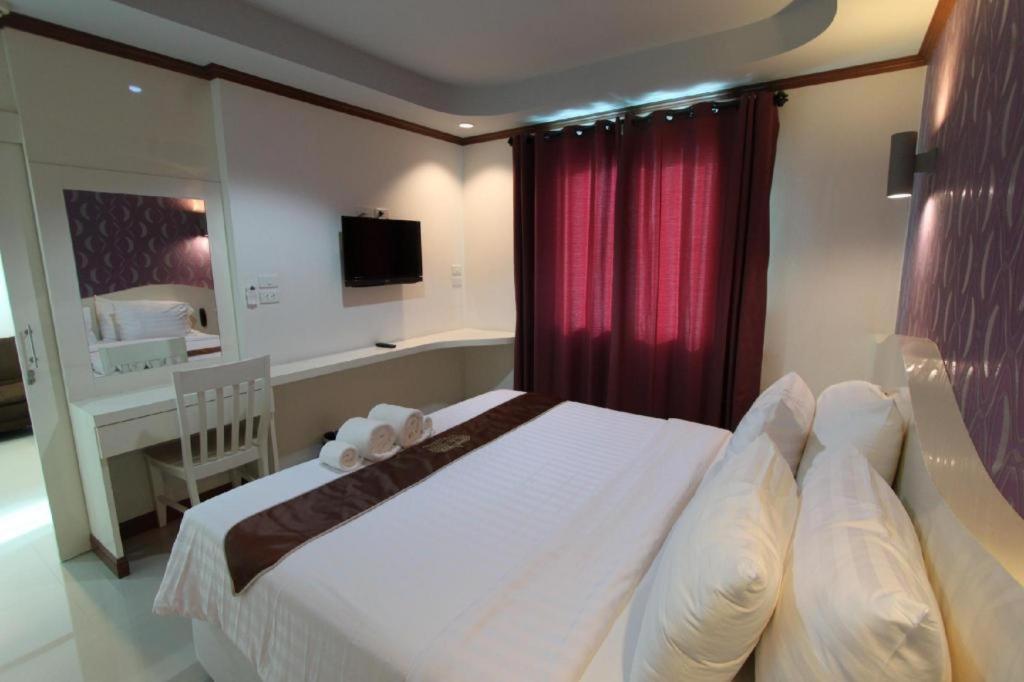 Thada Chateau Hotel Buriram Extérieur photo
