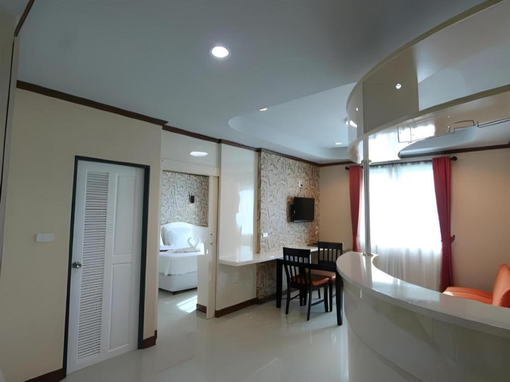 Thada Chateau Hotel Buriram Extérieur photo