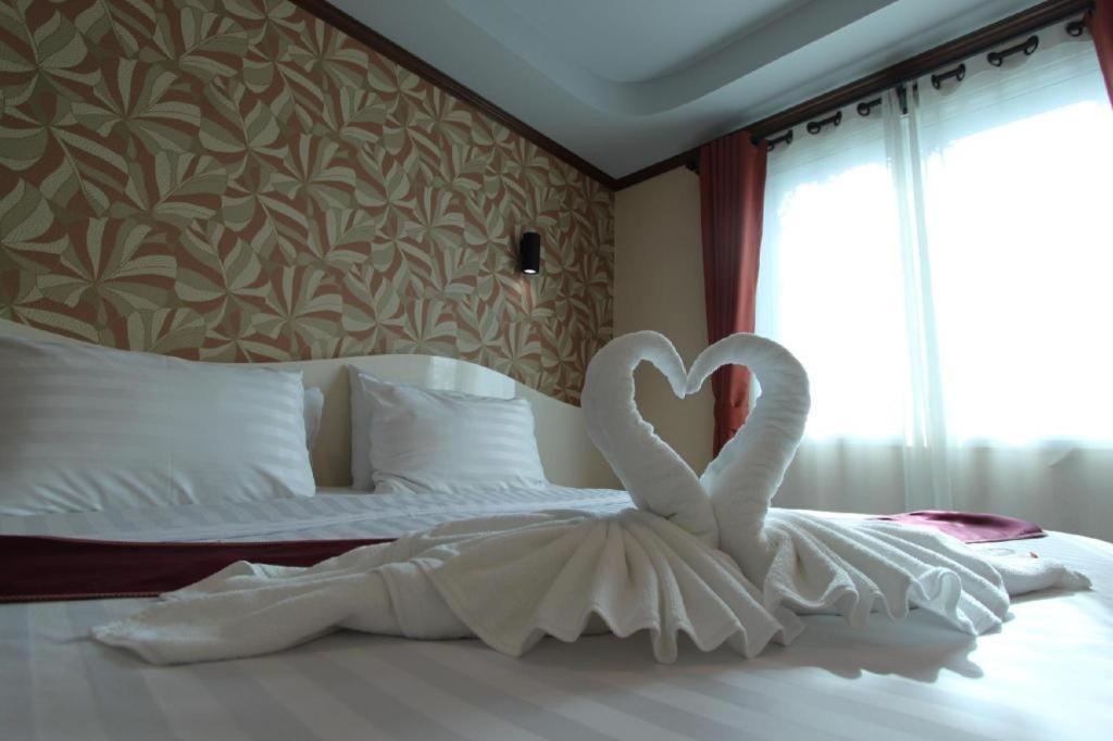 Thada Chateau Hotel Buriram Extérieur photo