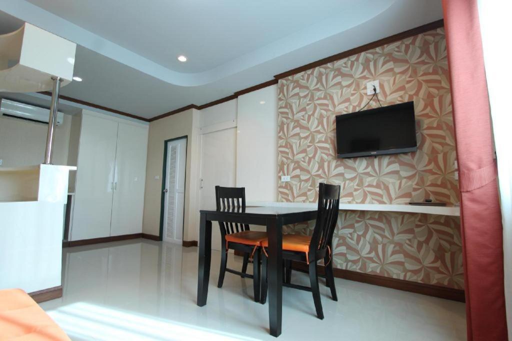 Thada Chateau Hotel Buriram Extérieur photo