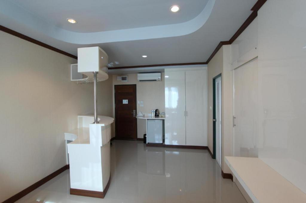 Thada Chateau Hotel Buriram Extérieur photo