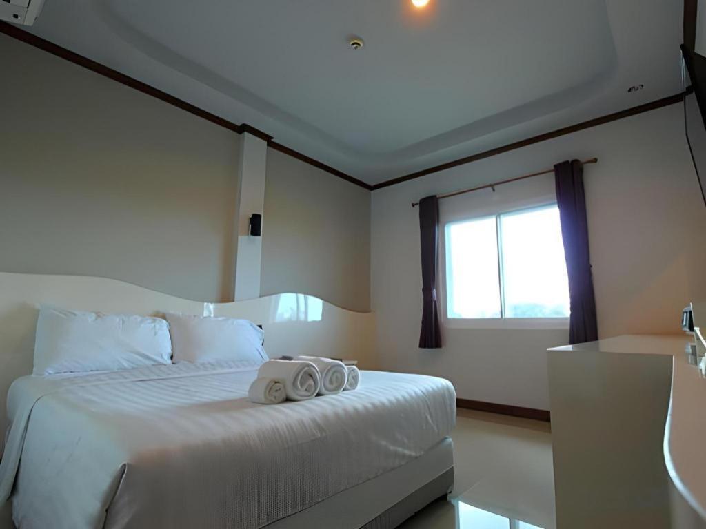 Thada Chateau Hotel Buriram Extérieur photo