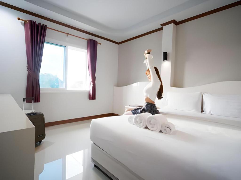 Thada Chateau Hotel Buriram Extérieur photo