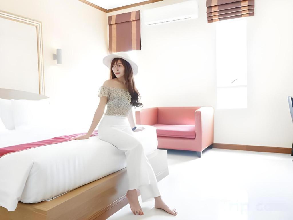 Thada Chateau Hotel Buriram Extérieur photo