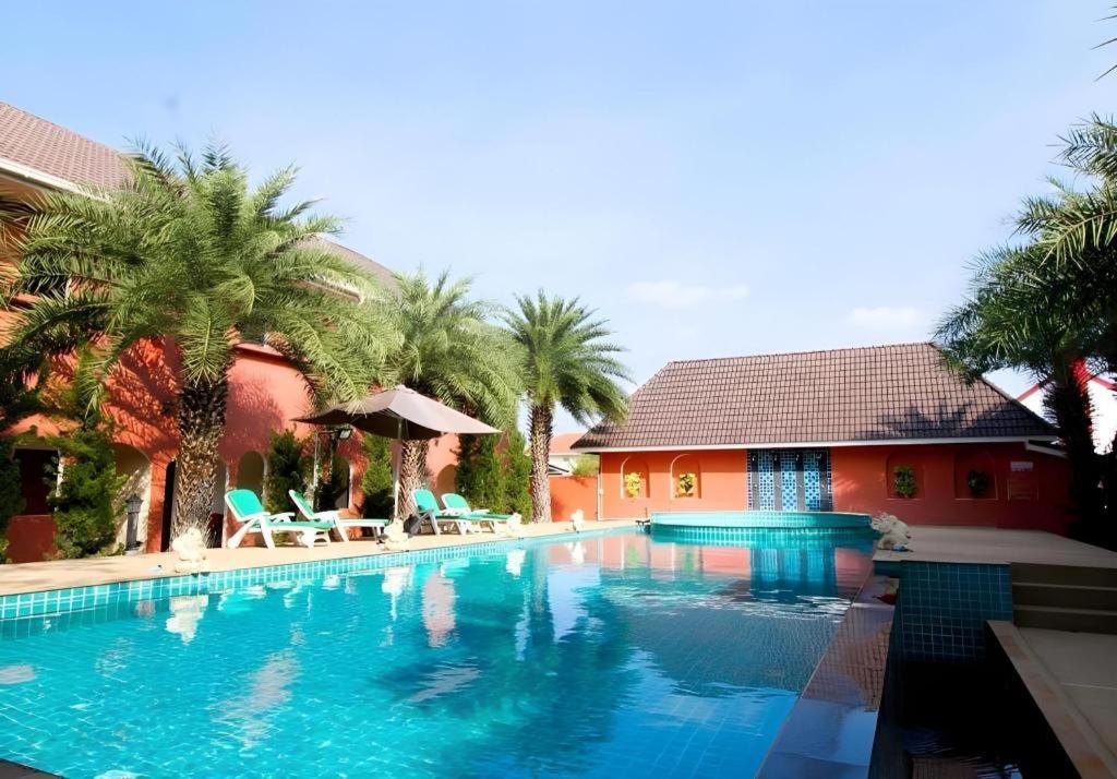 Thada Chateau Hotel Buriram Extérieur photo